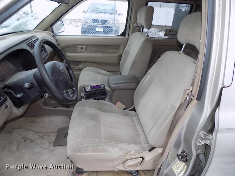 image for item DE7559 2000 Nissan Frontier Crew Cab pickup truck