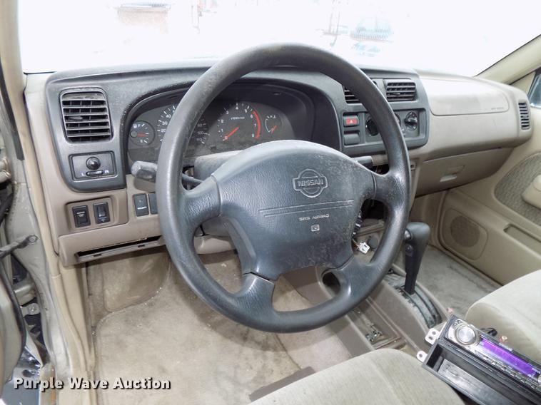 image for item DE7559 2000 Nissan Frontier Crew Cab pickup truck