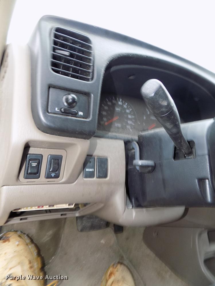 image for item DE7559 2000 Nissan Frontier Crew Cab pickup truck