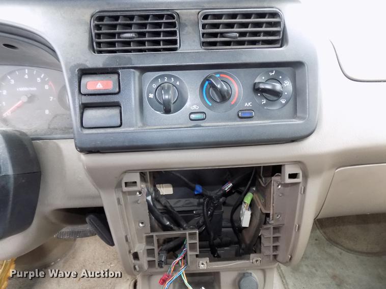 image for item DE7559 2000 Nissan Frontier Crew Cab pickup truck