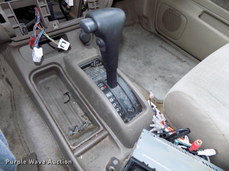 image for item DE7559 2000 Nissan Frontier Crew Cab pickup truck