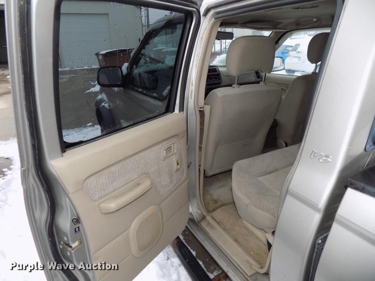 image for item DE7559 2000 Nissan Frontier Crew Cab pickup truck