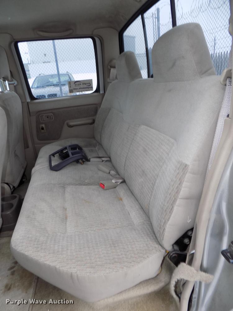 image for item DE7559 2000 Nissan Frontier Crew Cab pickup truck