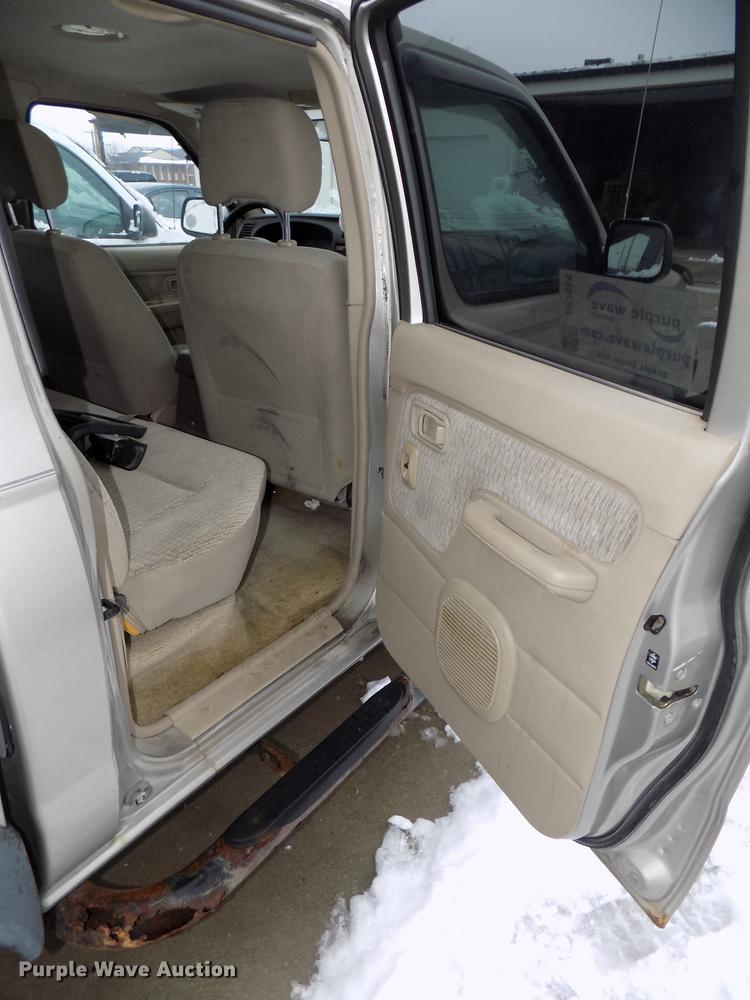 image for item DE7559 2000 Nissan Frontier Crew Cab pickup truck