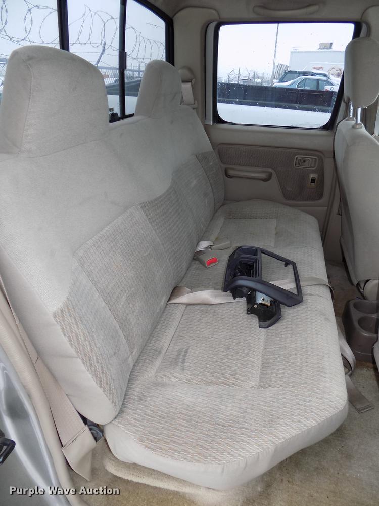 image for item DE7559 2000 Nissan Frontier Crew Cab pickup truck