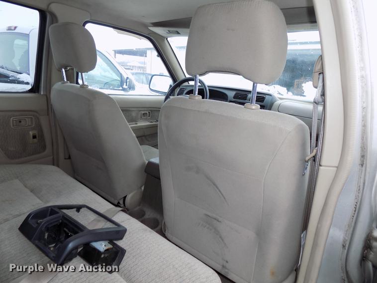 image for item DE7559 2000 Nissan Frontier Crew Cab pickup truck