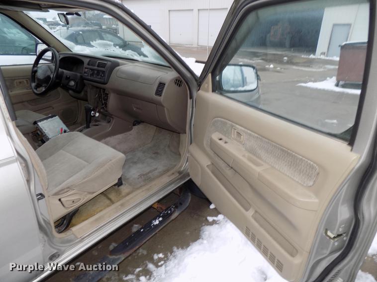 image for item DE7559 2000 Nissan Frontier Crew Cab pickup truck