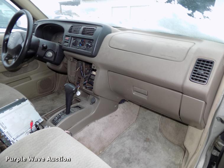 image for item DE7559 2000 Nissan Frontier Crew Cab pickup truck