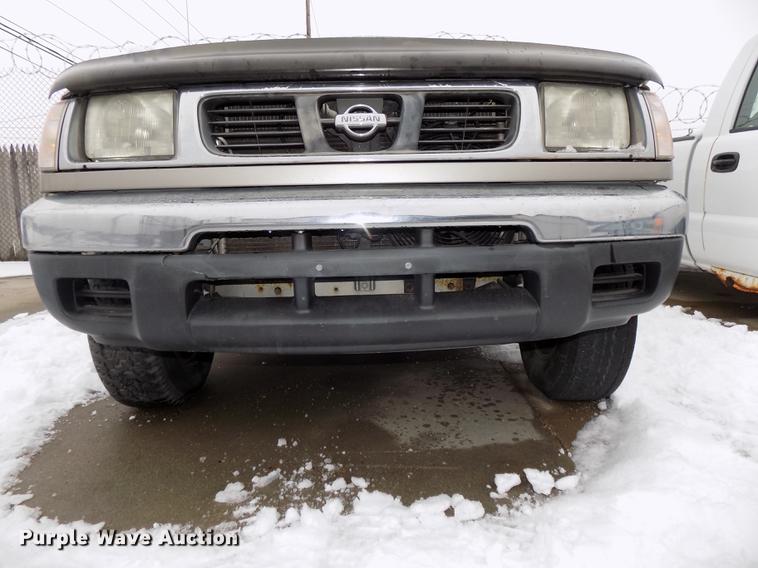 image for item DE7559 2000 Nissan Frontier Crew Cab pickup truck