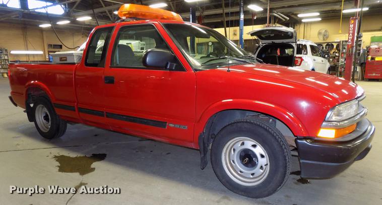 image for item DE7575 2000 Chevrolet S10 Ext. Cab pickup truck