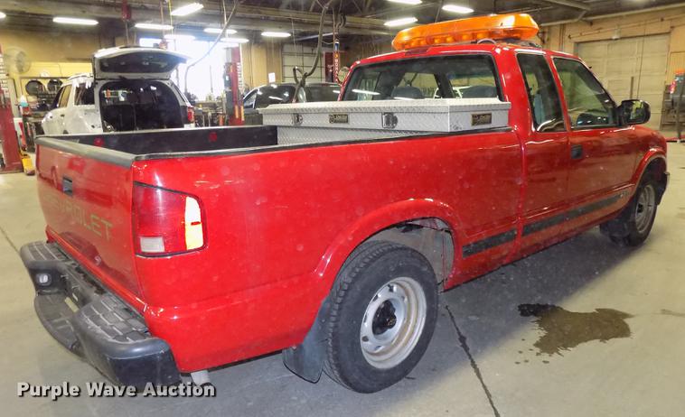 image for item DE7575 2000 Chevrolet S10 Ext. Cab pickup truck