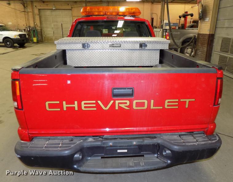 image for item DE7575 2000 Chevrolet S10 Ext. Cab pickup truck