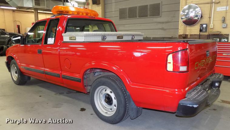 image for item DE7575 2000 Chevrolet S10 Ext. Cab pickup truck