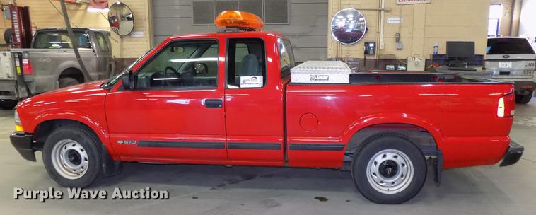 image for item DE7575 2000 Chevrolet S10 Ext. Cab pickup truck