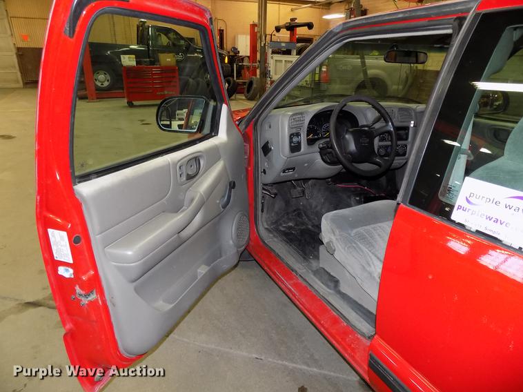 image for item DE7575 2000 Chevrolet S10 Ext. Cab pickup truck