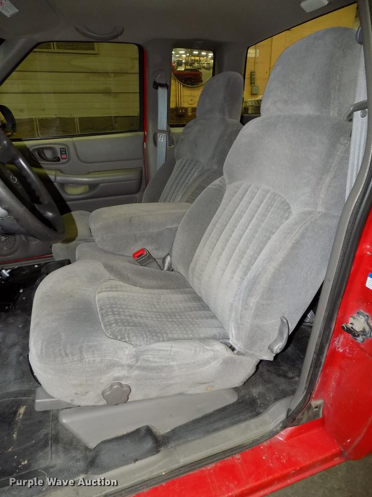 image for item DE7575 2000 Chevrolet S10 Ext. Cab pickup truck