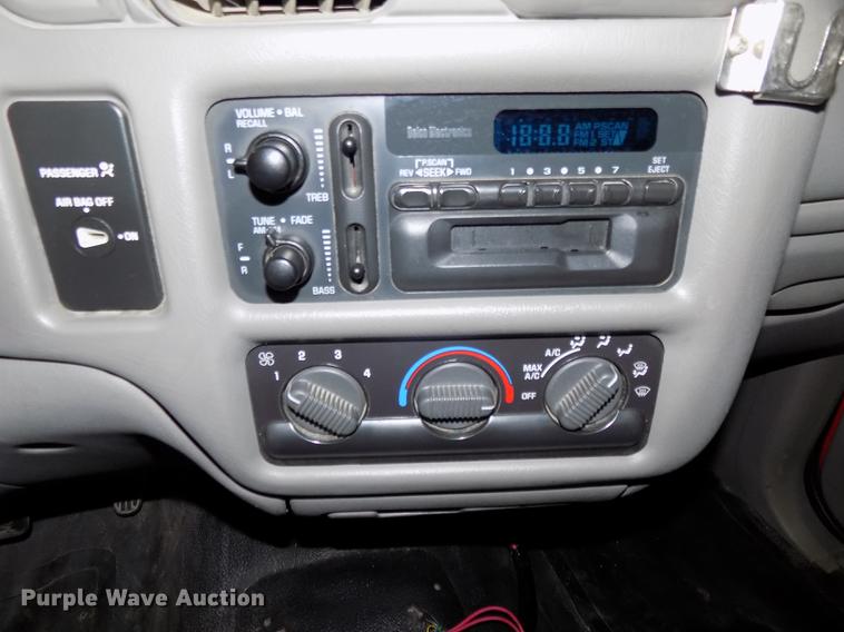 image for item DE7575 2000 Chevrolet S10 Ext. Cab pickup truck