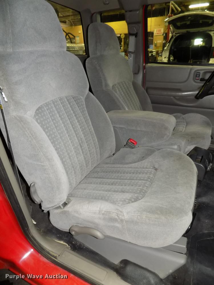 image for item DE7575 2000 Chevrolet S10 Ext. Cab pickup truck