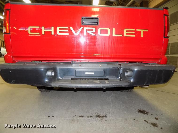 image for item DE7575 2000 Chevrolet S10 Ext. Cab pickup truck