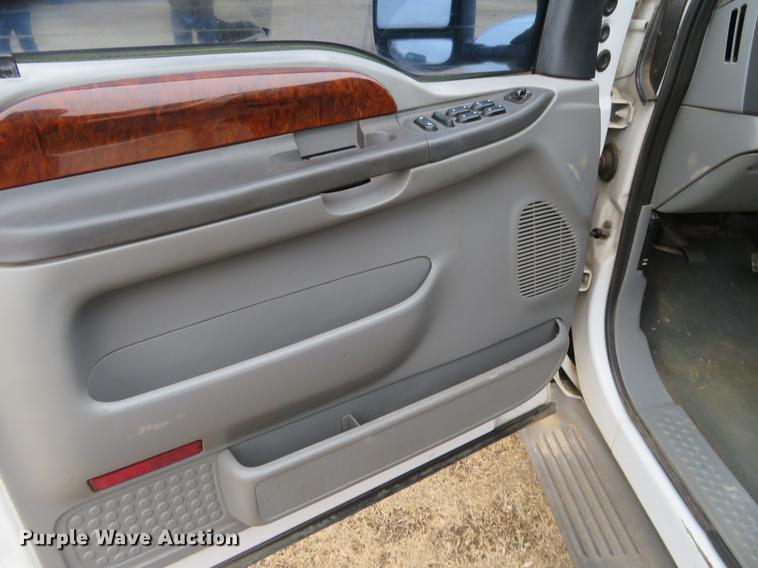 image for item DE8789 2004 Ford F250 Super Duty FX4 Crew Cab pickup truck