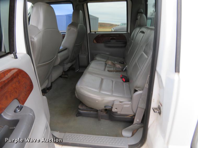 image for item DE8789 2004 Ford F250 Super Duty FX4 Crew Cab pickup truck