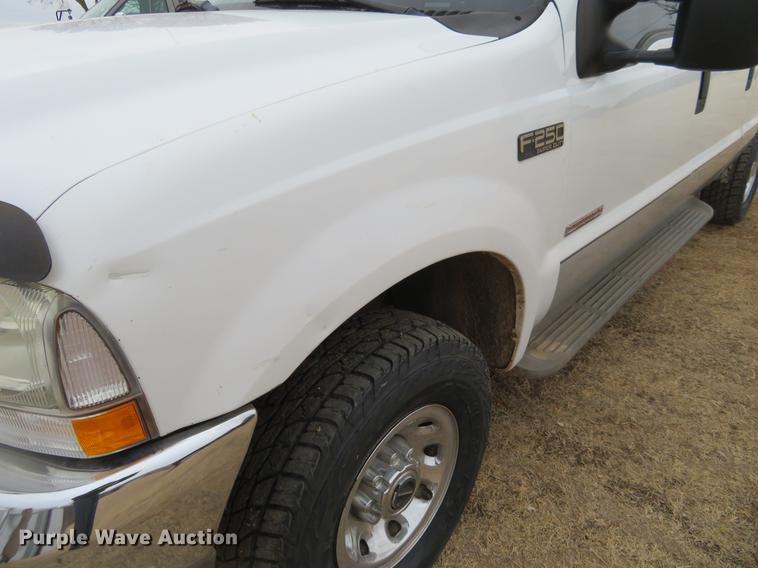 image for item DE8789 2004 Ford F250 Super Duty FX4 Crew Cab pickup truck