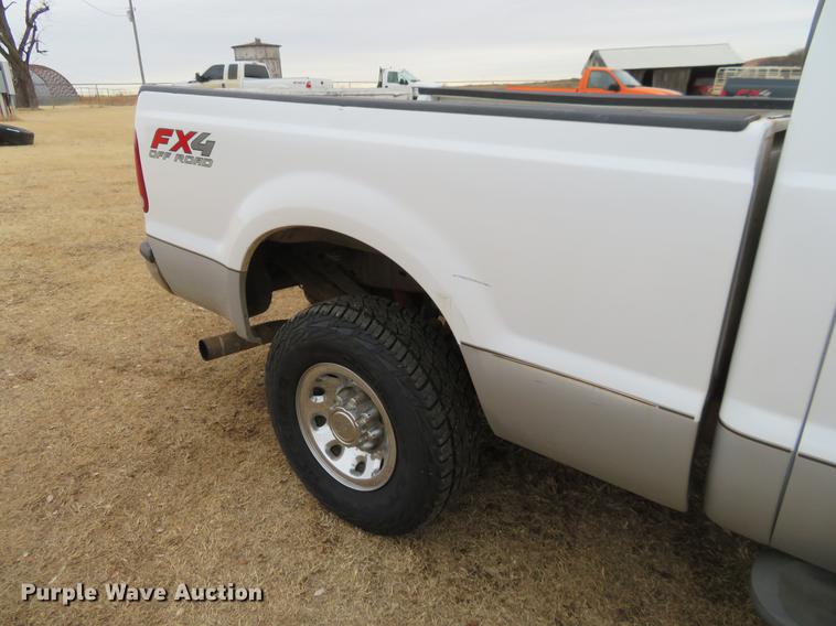 image for item DE8789 2004 Ford F250 Super Duty FX4 Crew Cab pickup truck
