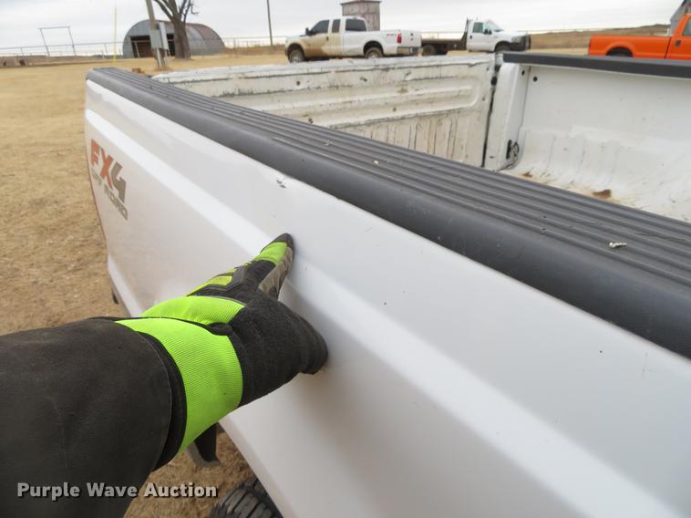 image for item DE8789 2004 Ford F250 Super Duty FX4 Crew Cab pickup truck