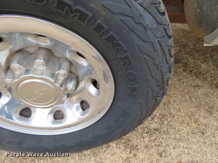 image for item DE8789 2004 Ford F250 Super Duty FX4 Crew Cab pickup truck