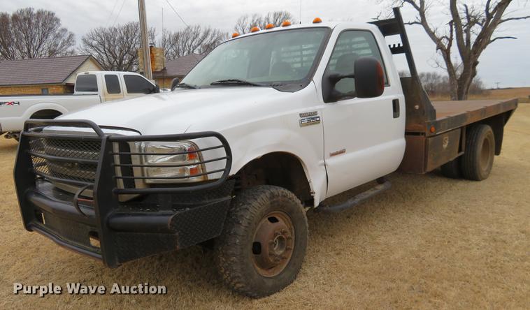 image for item DE8792 2007 Ford F350 Super Duty flatbed pickup truck