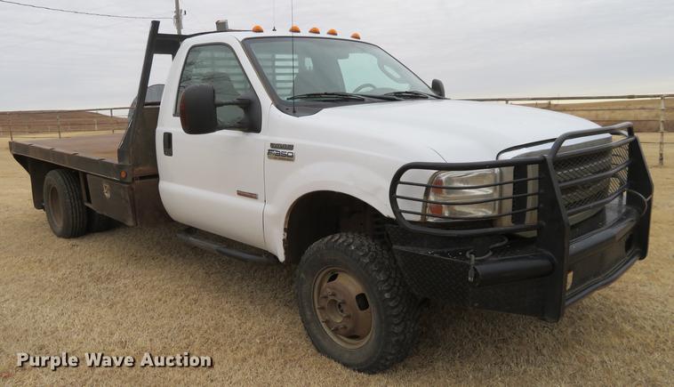 image for item DE8792 2007 Ford F350 Super Duty flatbed pickup truck