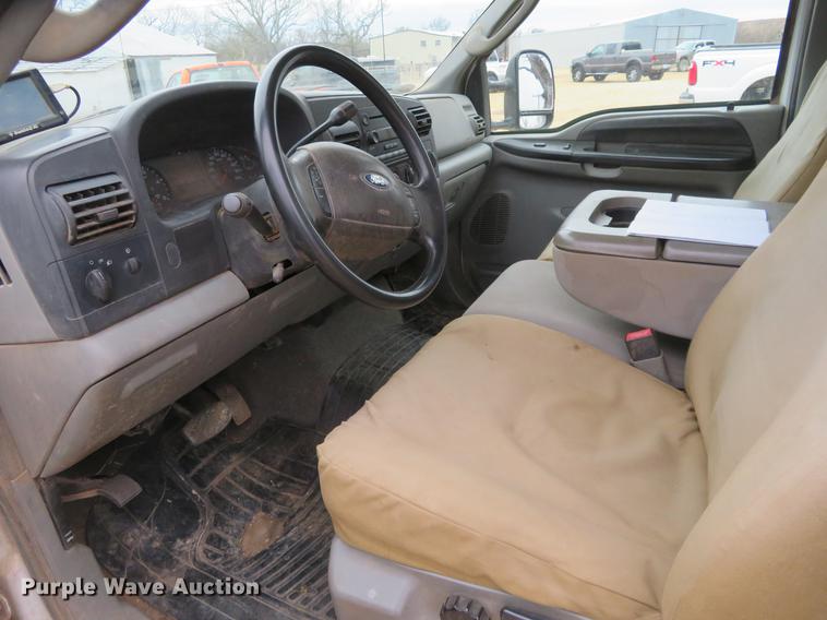 image for item DE8792 2007 Ford F350 Super Duty flatbed pickup truck