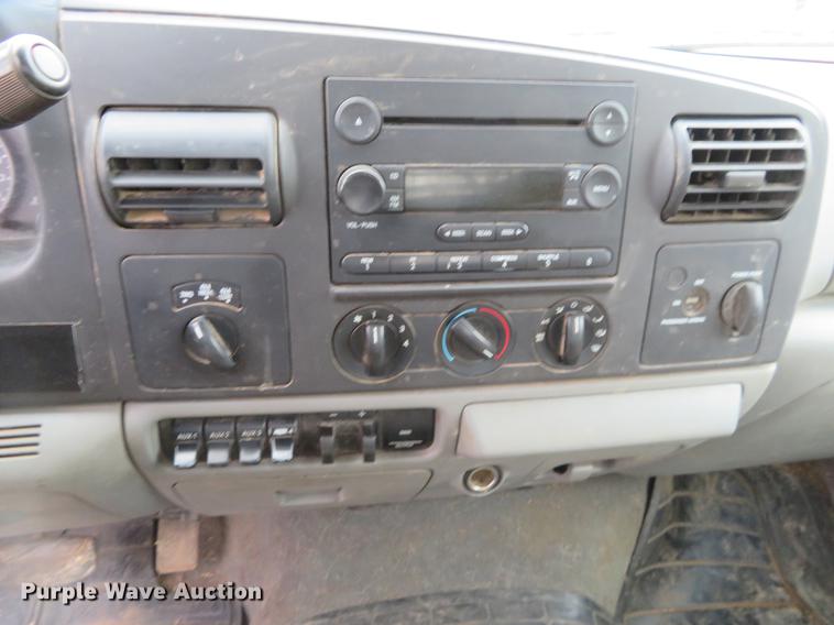 image for item DE8792 2007 Ford F350 Super Duty flatbed pickup truck