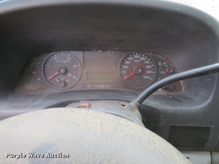 image for item DE8792 2007 Ford F350 Super Duty flatbed pickup truck