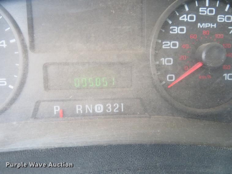 image for item DE8792 2007 Ford F350 Super Duty flatbed pickup truck