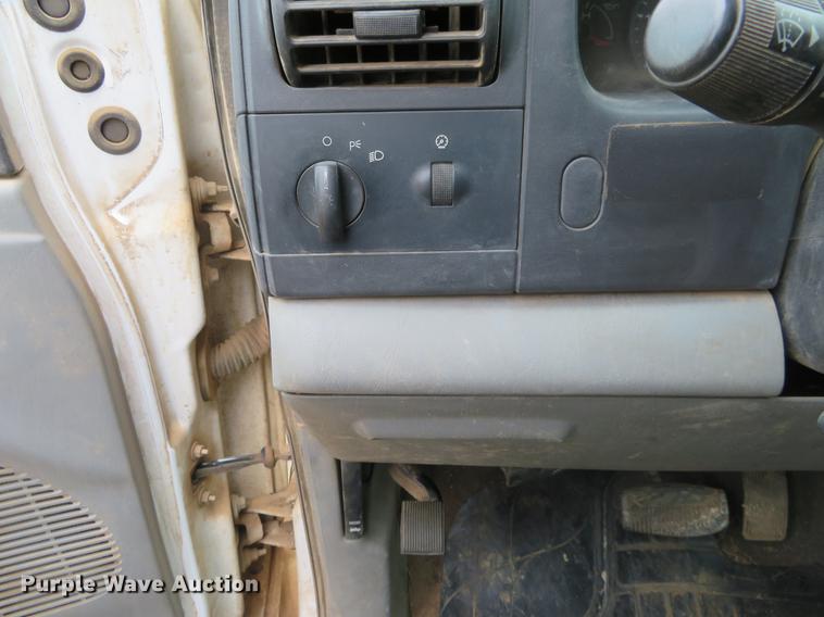 image for item DE8792 2007 Ford F350 Super Duty flatbed pickup truck