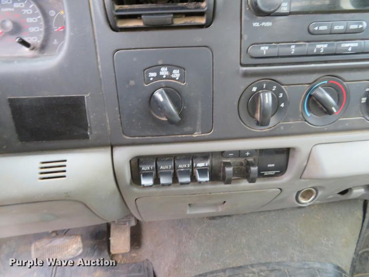 image for item DE8792 2007 Ford F350 Super Duty flatbed pickup truck