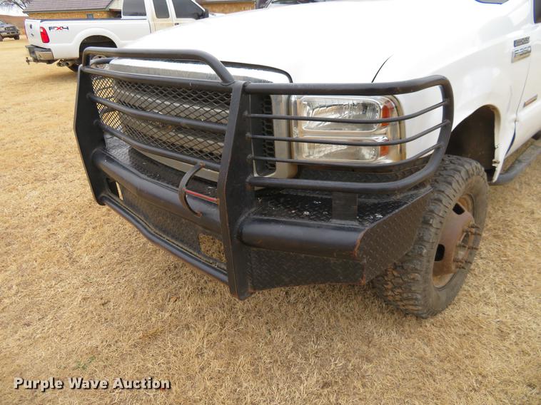 image for item DE8792 2007 Ford F350 Super Duty flatbed pickup truck
