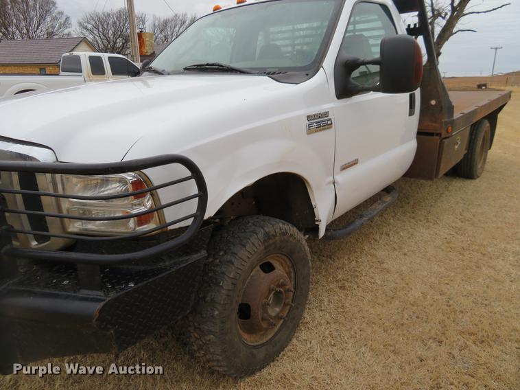 image for item DE8792 2007 Ford F350 Super Duty flatbed pickup truck