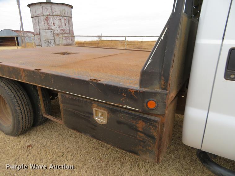 image for item DE8792 2007 Ford F350 Super Duty flatbed pickup truck