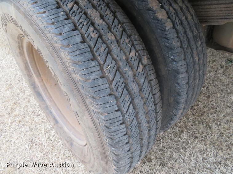 image for item DE8792 2007 Ford F350 Super Duty flatbed pickup truck