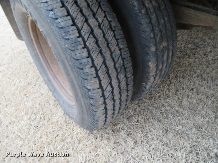 image for item DE8792 2007 Ford F350 Super Duty flatbed pickup truck