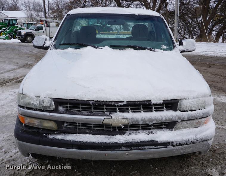 image for item DF1646 2000 Chevrolet Silverado 1500 pickup truck