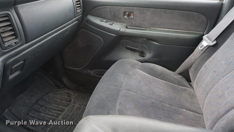 image for item DF1646 2000 Chevrolet Silverado 1500 pickup truck