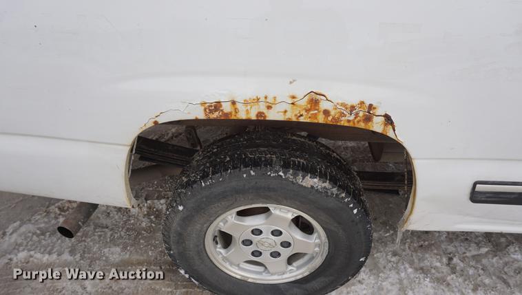 image for item DF1646 2000 Chevrolet Silverado 1500 pickup truck