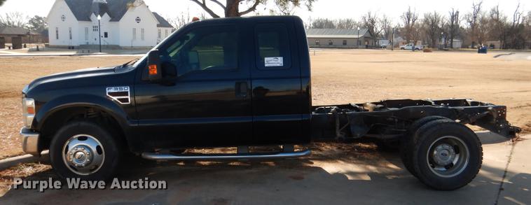 image for item DF2129 2008 Ford F350 XLT SuperCab pickup truck cab and chassis
