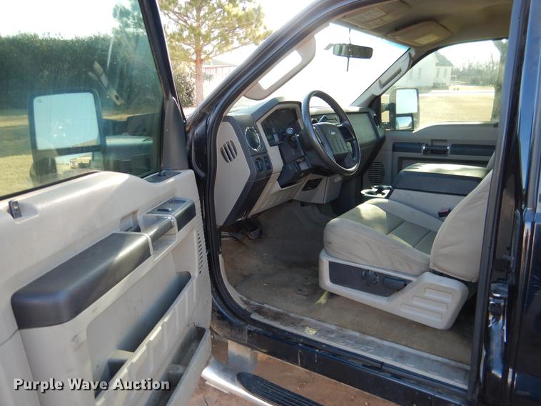 image for item DF2129 2008 Ford F350 XLT SuperCab pickup truck cab and chassis
