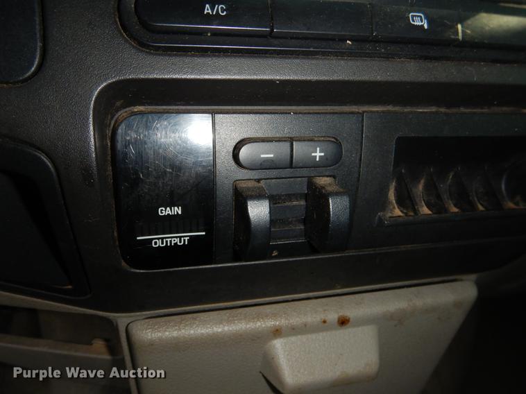 image for item DF2129 2008 Ford F350 XLT SuperCab pickup truck cab and chassis