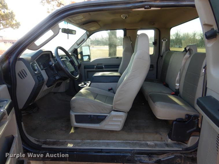 image for item DF2129 2008 Ford F350 XLT SuperCab pickup truck cab and chassis