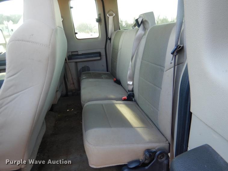 image for item DF2129 2008 Ford F350 XLT SuperCab pickup truck cab and chassis